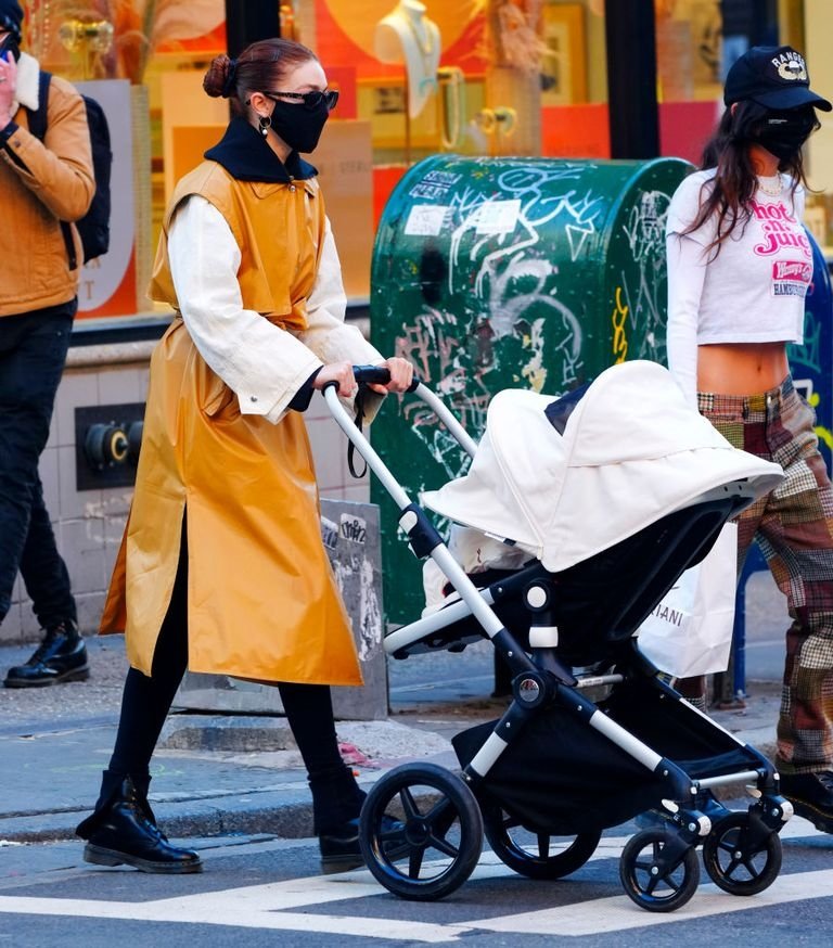 Gigi Hadid, Bebek Khai'yi Şık Bir Gezintiye Çıkardı