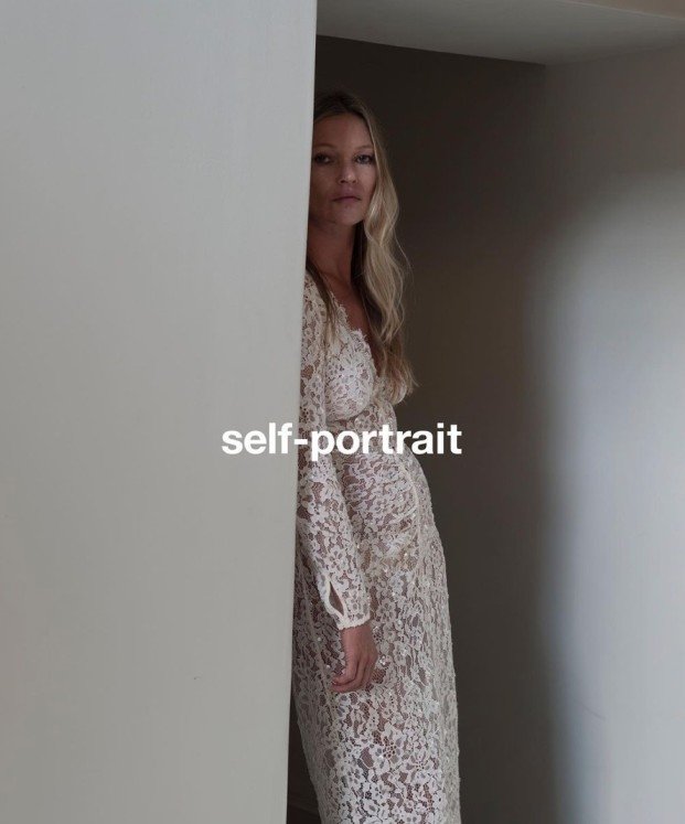 Kate Moss, Self-Portrait'in Merceğinde