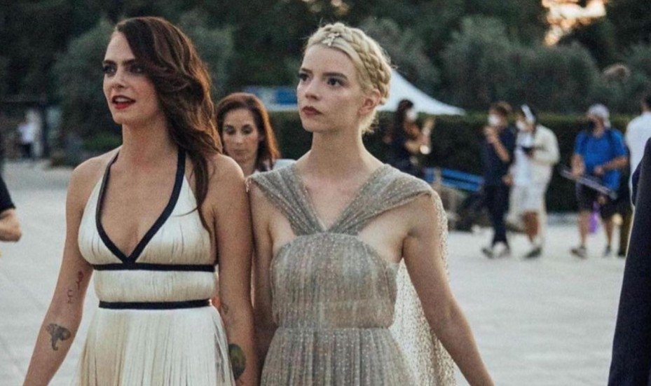 Anya Taylor-Joy, Atina'daki Dior Show'da Cara Delevingne'nin Elbisesini Düzeltmek için Koruyucu Melek Gibi Yardım Etti