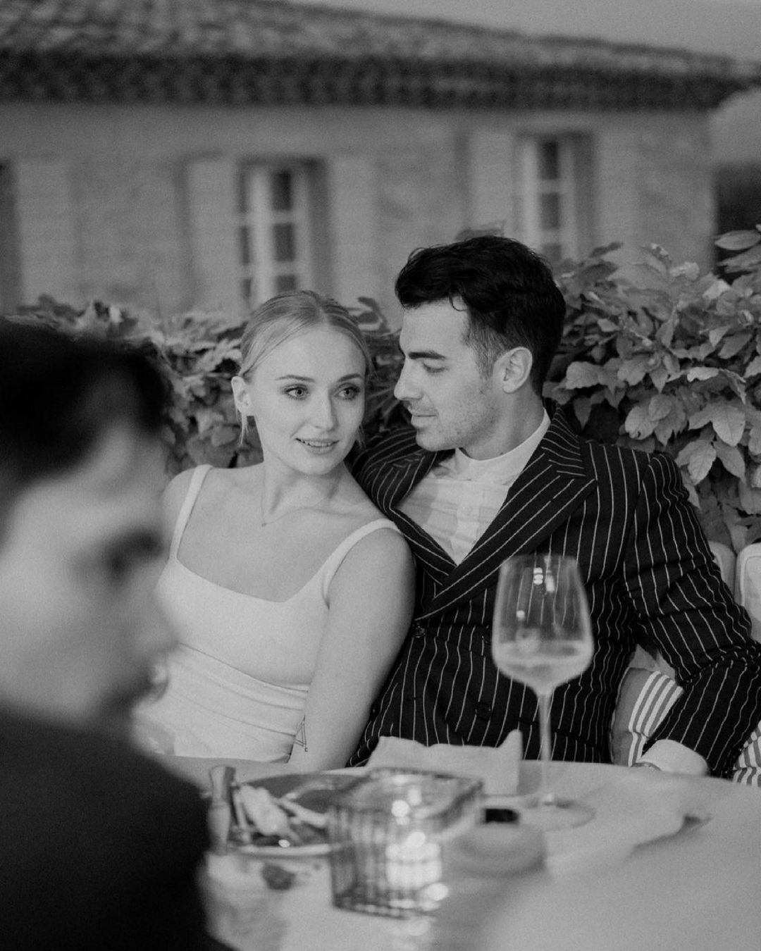 Joe Jonas ve Sophie Turner Düğün Fotoğraflarını 2 Yıl Sonra Paylaştı