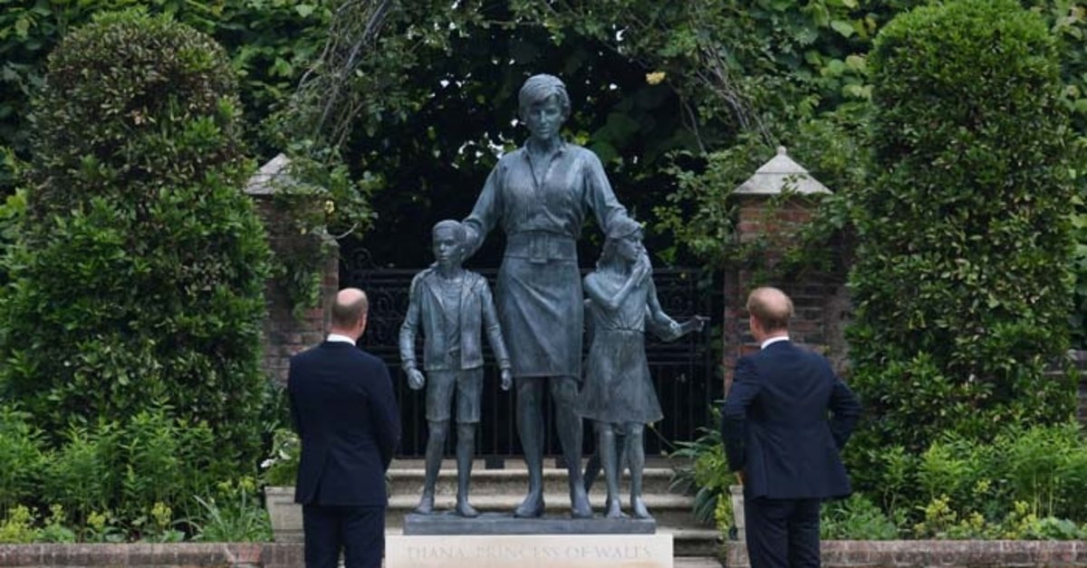Prenses Diana'nın Heykeli 60. Doğum Gününde Açıldı