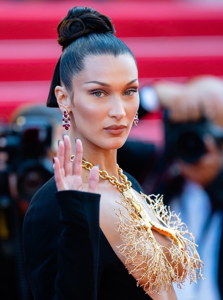 Bella Hadid, Cannes Premiere'de Dramatik Bir Schiaparelli Elbisesiyle
