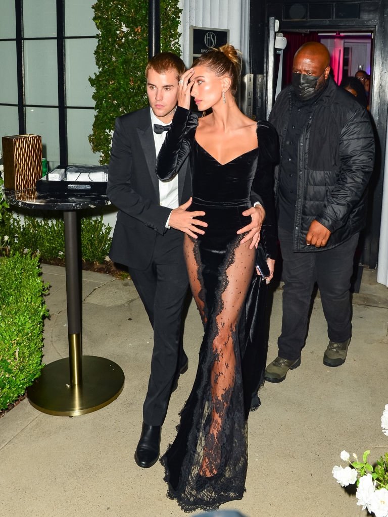 Hailey Bieber, Alessandra Rich Cazibesini Artırıyor