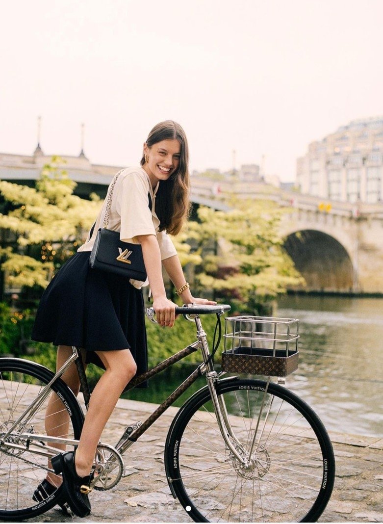 Şehir Sokaklarını Louis Vuitton İle Pedalla