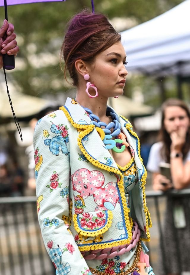 Gigi Hadid Dev Bir Biberonla Moschino Pistinde Yürüdü