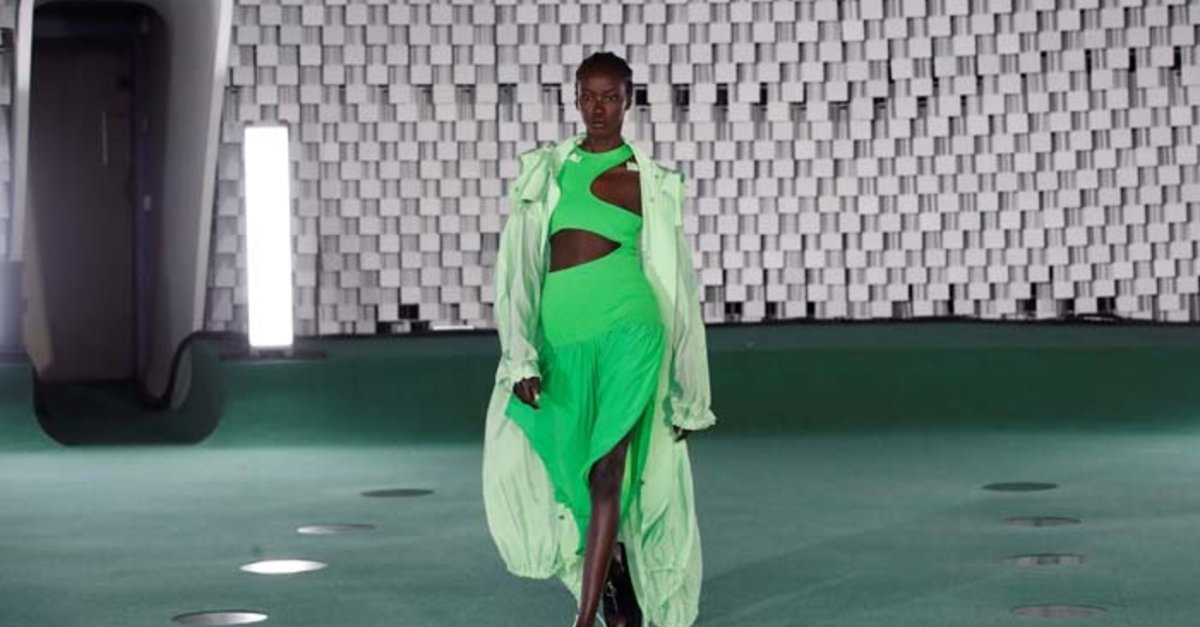 Stella McCartney İlkbahar/Yaz 2022 Koleksiyonunu Paris'te Sundu 