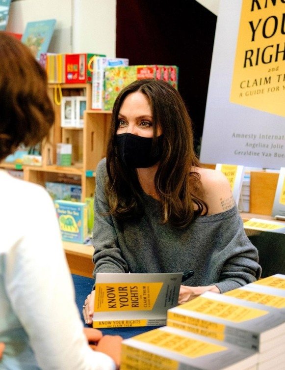 Angelina Jolie Yeni Kitabının "Hakları İçin Savaşan Gençler" İçin Olduğunu Söylüyor