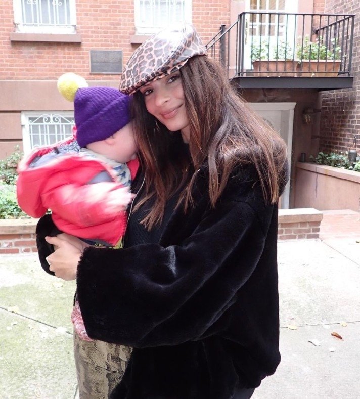 Emily Ratajkowski Oğlu Sylvester İle Kalpleri Eritiyor