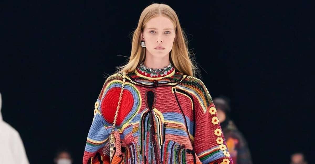 Renkli ve Desenli Kazaklar Geri Döndü