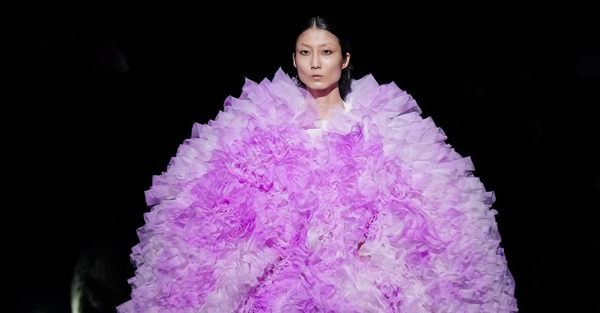 Pantone'un 2022 Rengi Very Peri Podyumda!