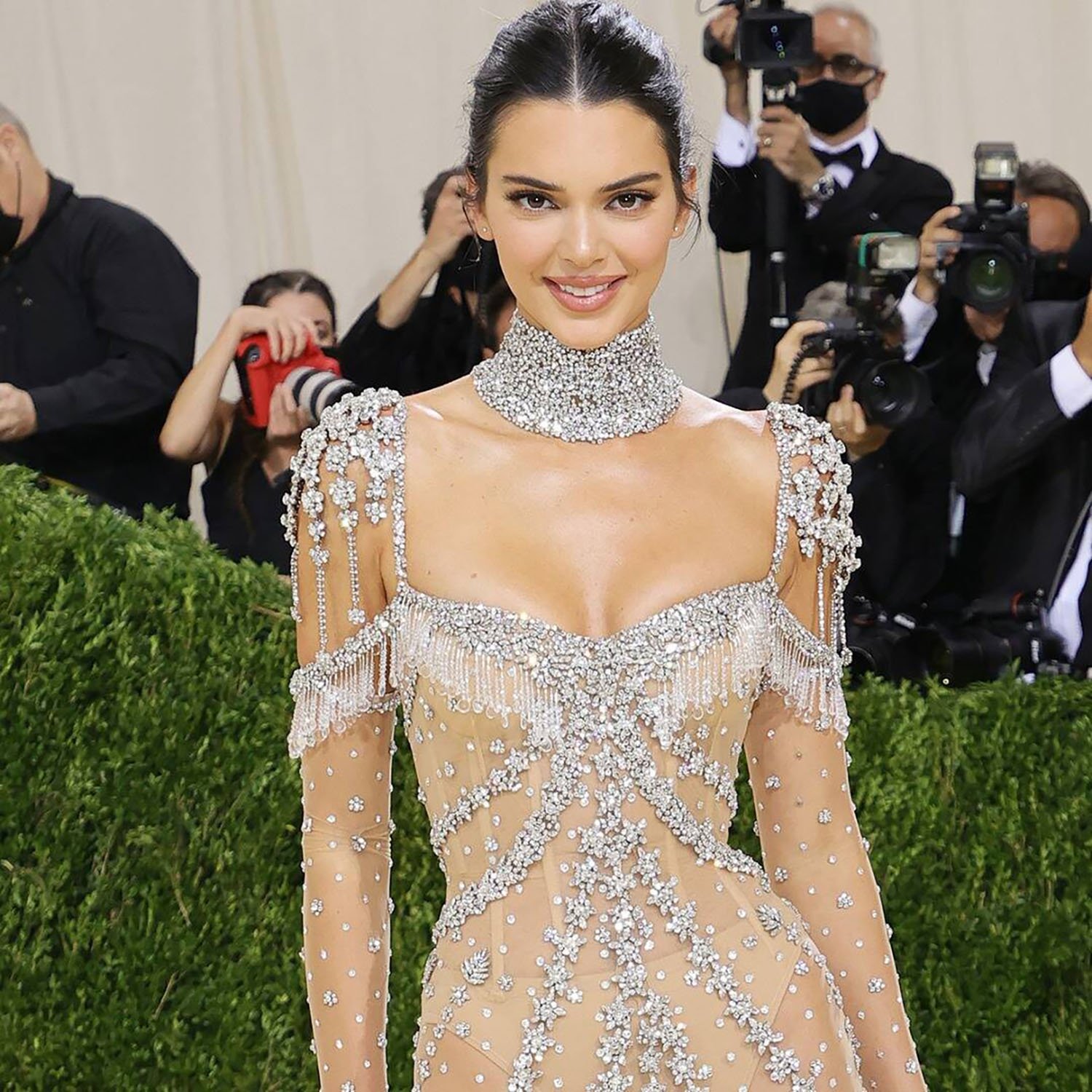 Kendall Jenner'ın Tırnakları 2022 Trendine Dair İpucu Veriyor
