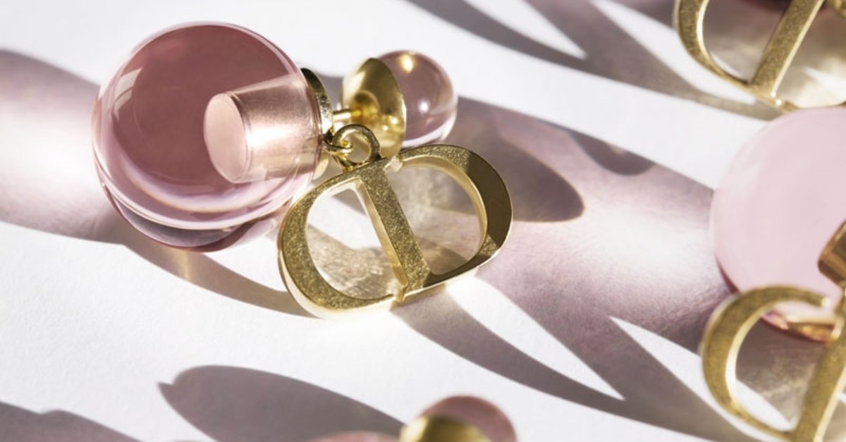 Dior Tribales küpelerin renk oyunu