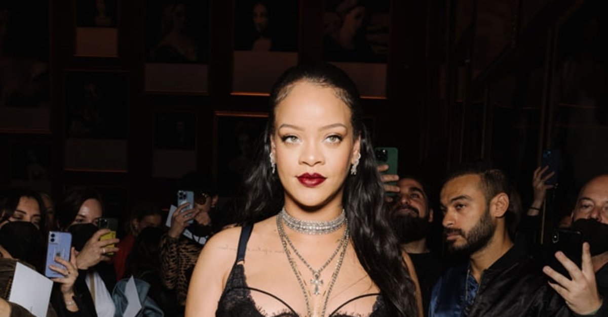 Dior şovunun ilgi odağı: Rihanna