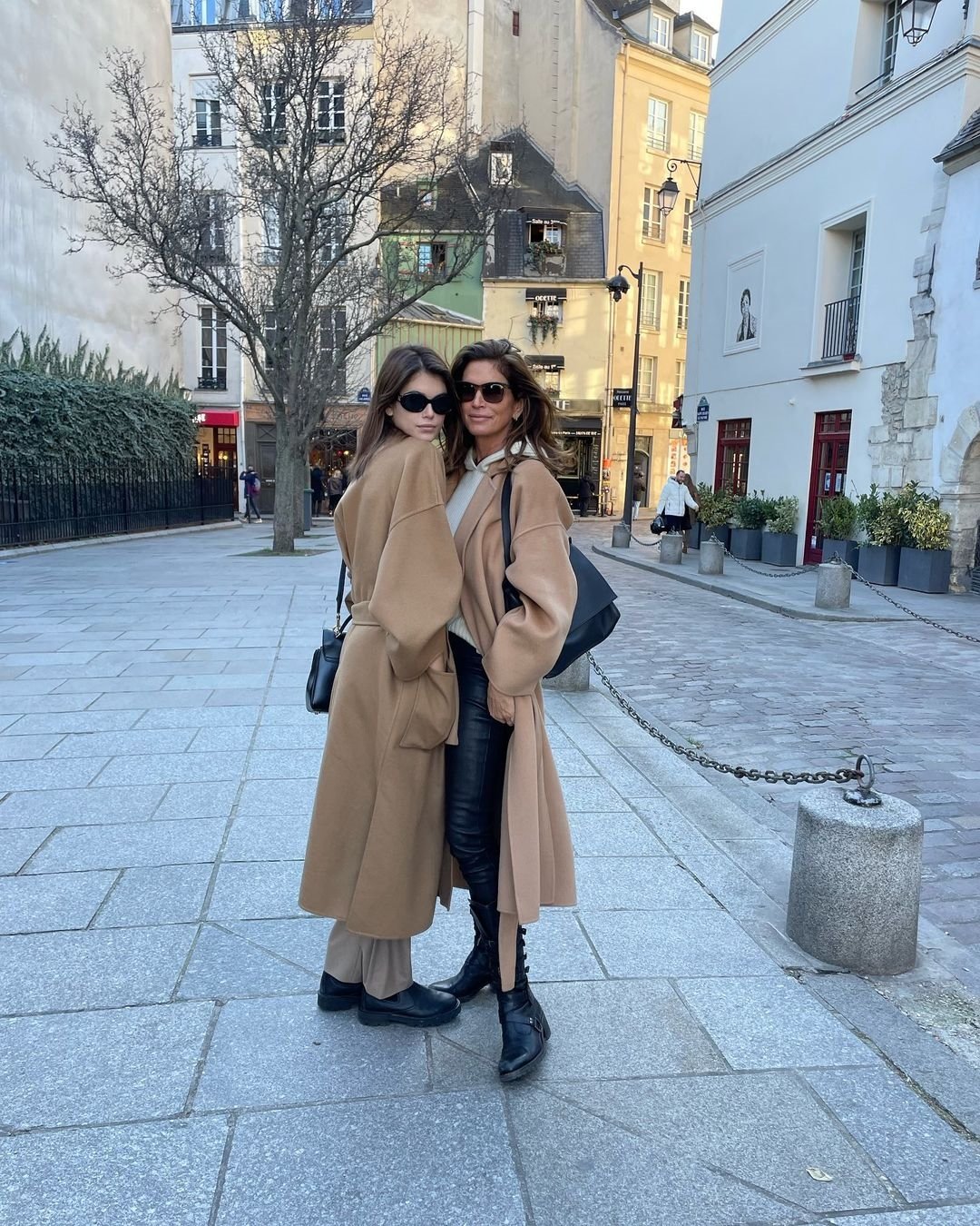 Cindy Crawford ve Kaia Gerber'in İkiz Stili