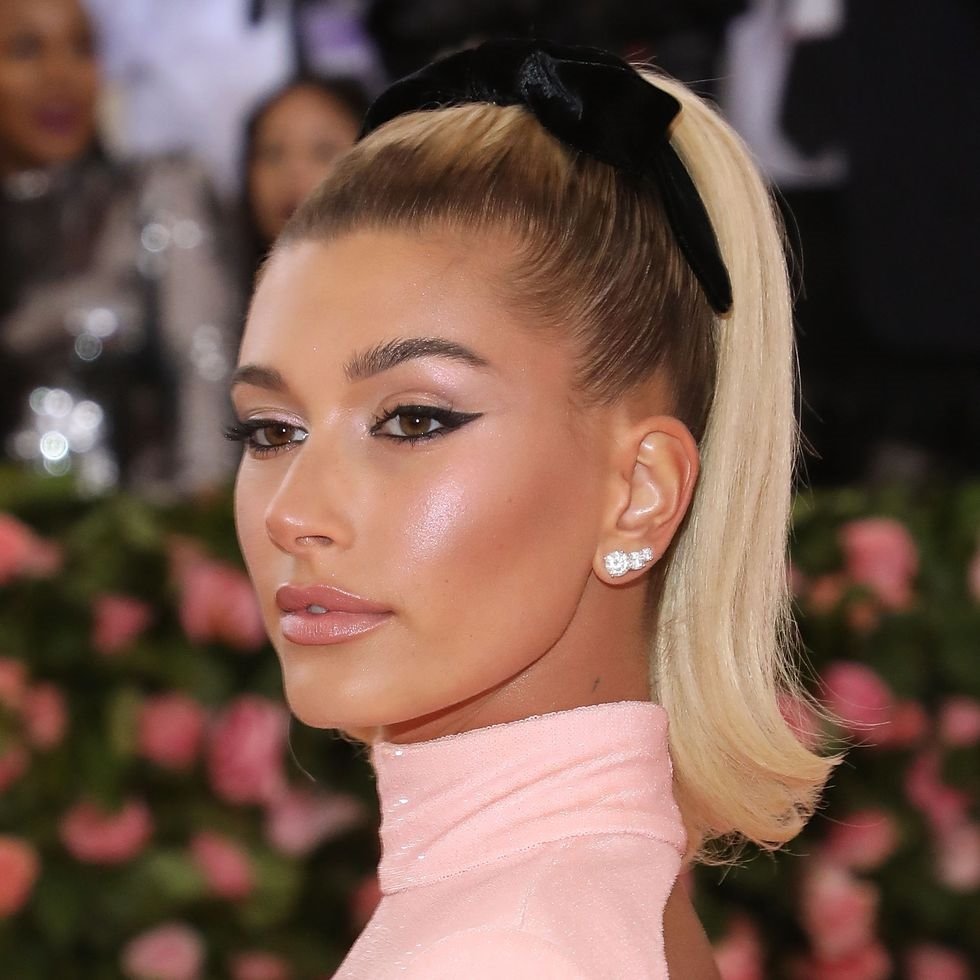 Hailey Bieber Cilt Bakım ve Makyaj Rutinini Paylaştı
