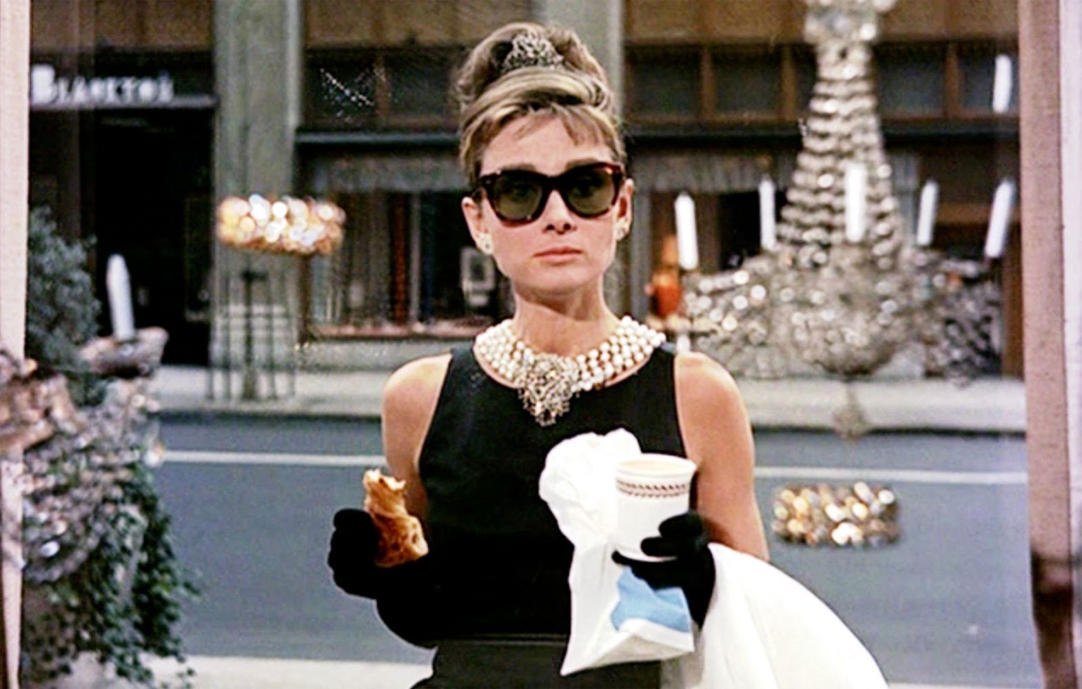 Audrey Hepburn'ün Breakfast at Tiffany's'deki Elbisesi Sergilenecek - MODA  Haberleri