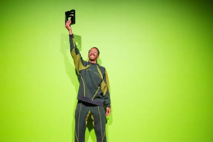 2022 Uluslararası Woolmark Ödülü'nü Saul Nash Kazandı