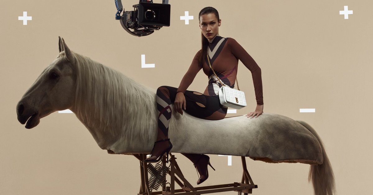 Burberry Lola Yeni It-bag Olmaya Aday!