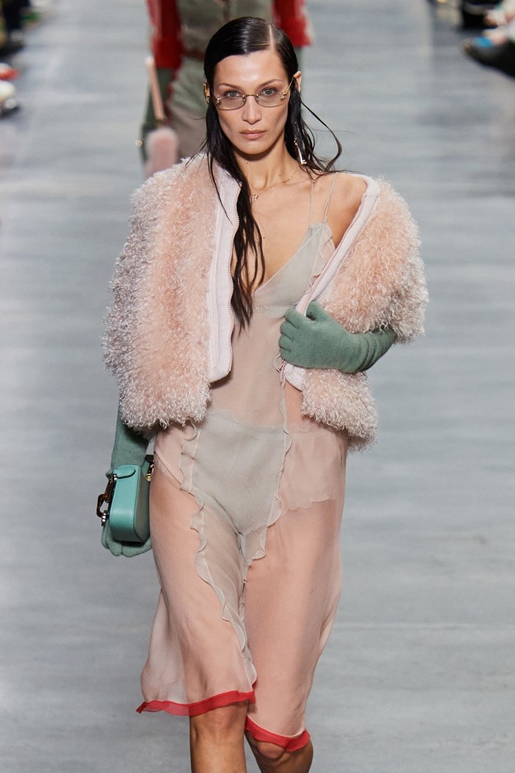 Bella Hadid İlk NFT'si ile Metaverse'e Giriyor