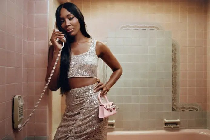 Naomi Campbell Self-Portrait'in Çantalarına Öncülük Ediyor