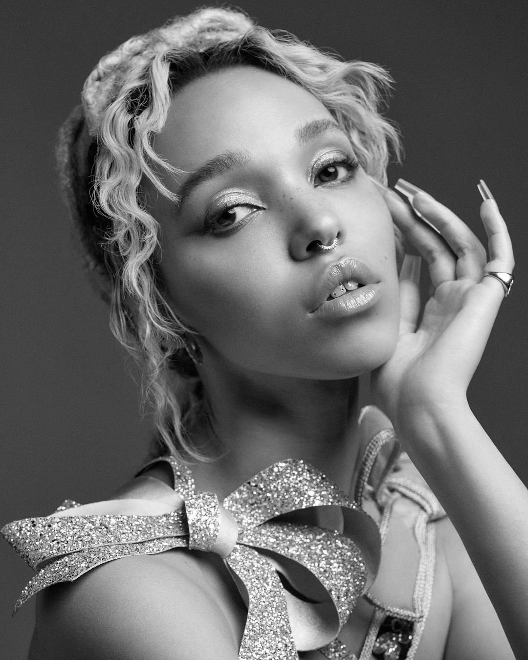 Viktor & Rolf'un Good Fortune Koku Yüzü: FKA Twigs