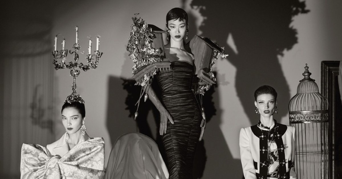 Moschino'nun Heykelsi Siluetleri