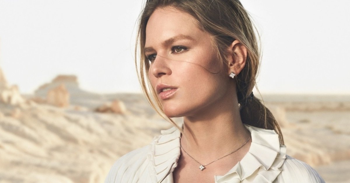 Anna Ewers Louis Vuitton İle Işık Saçıyor