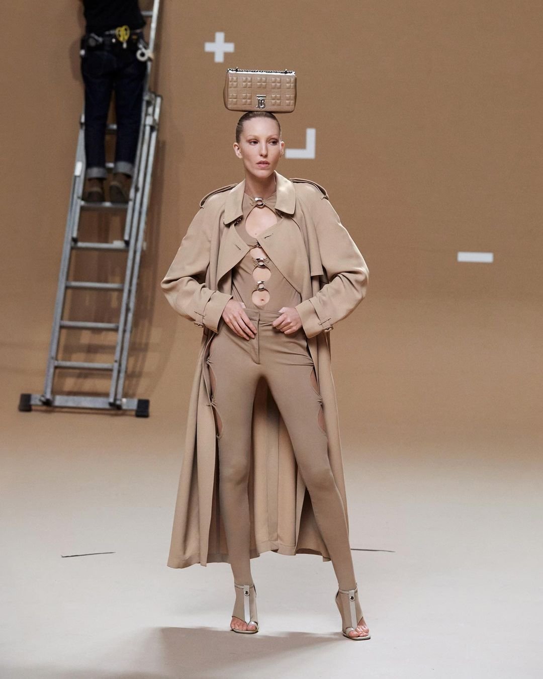 Burberry Kumaş Bağış Programını Genişletiyor