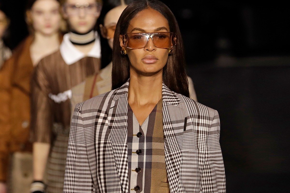 Burberry Defilesini İptal Etti