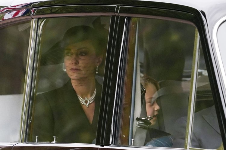 Kate Middleton Cenazede Kraliçe'nin Mücevherlerini Taktı
