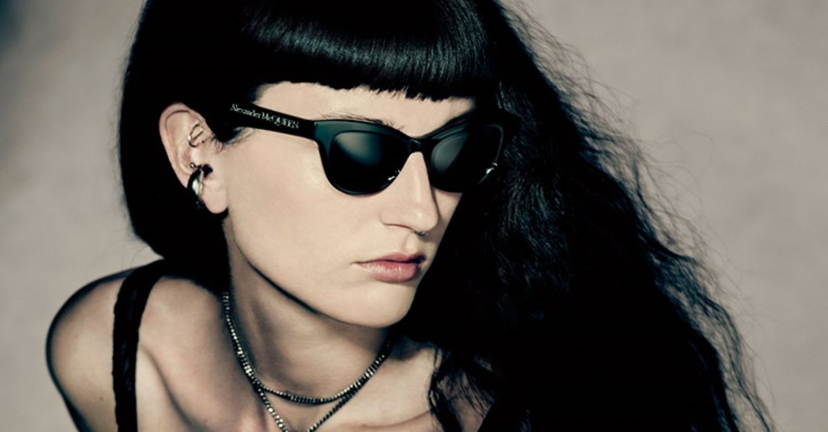 Alexander McQueen Yeni Sezonun İmza Gözlüklerini Sunuyor