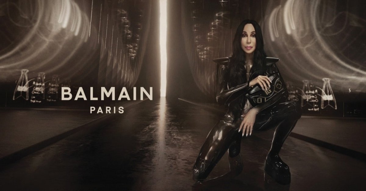 Cher, Balmain'in Fütüristik Süper Kahramanı Oldu