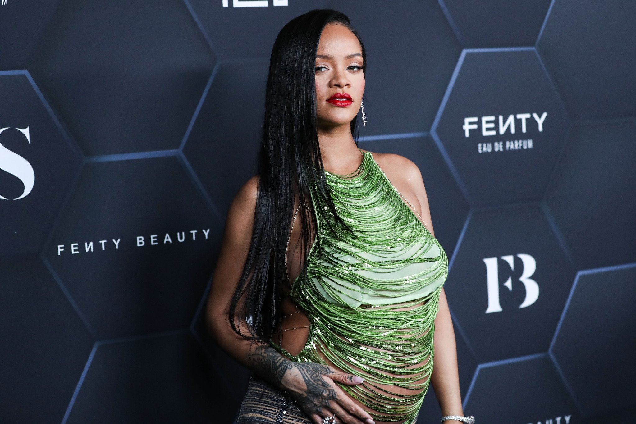 Rihanna Annelik İçin "Bu Harika Bir Deneyim" Diyor