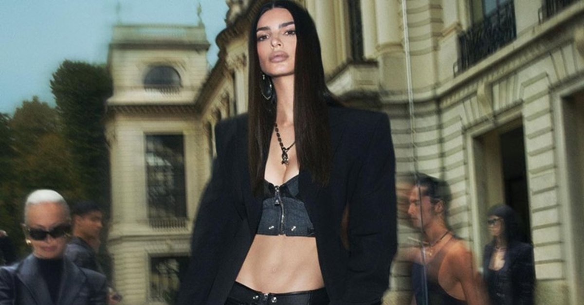 Emily Ratajkowski Versace Kampanyasının Yüzü Oldu