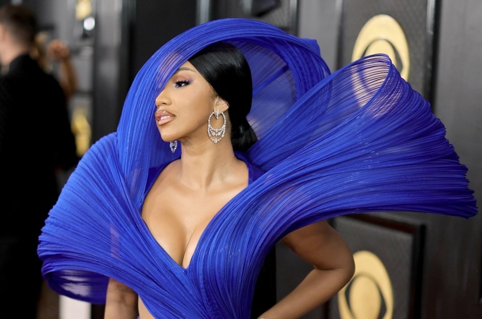 Cardı B'den Güzellik Hamlesi