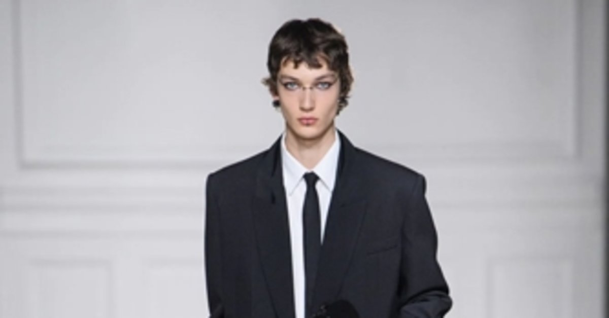 Valentino Sonbahar/Kış 2023 İçin Kıyafet Kodlarını Yeniden Keşfediyor