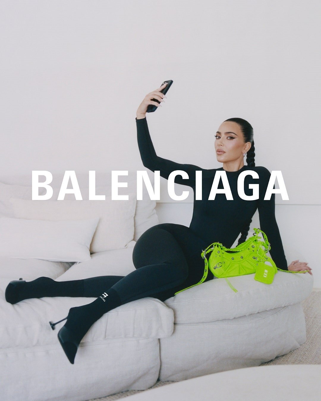 Balenciaga Instagram'a Geri Dönüyor