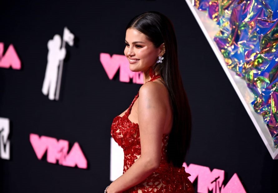 Selena Gomez, Sosyal Medyaya Ara Veriyor