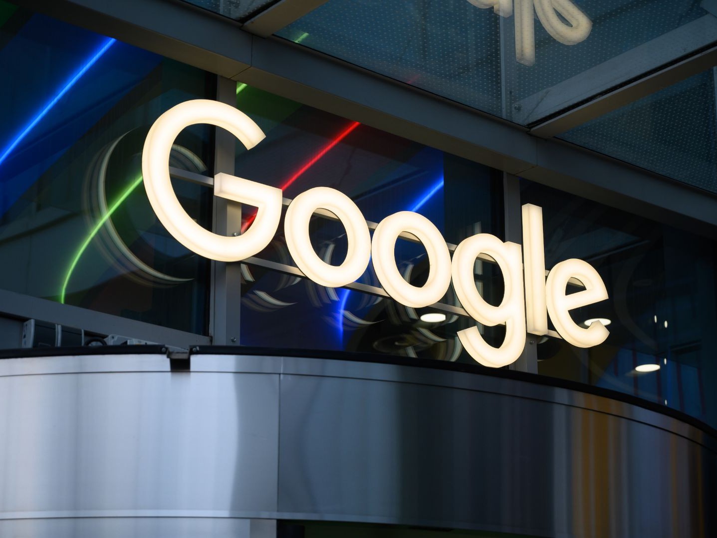 Yapay Zeka Uydurdu, Sorumlusu Google Oldu: Dijital Dünyayı Sarsacak Mahkeme Kararı