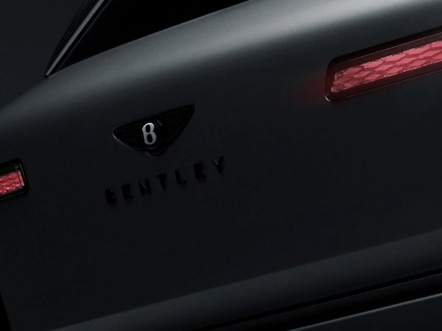 Bentley, Lüks Elektrikli Otomobil Pazarının Çöküşünün Ortasında İlk Elektrikli Otomobilini Tanıttı