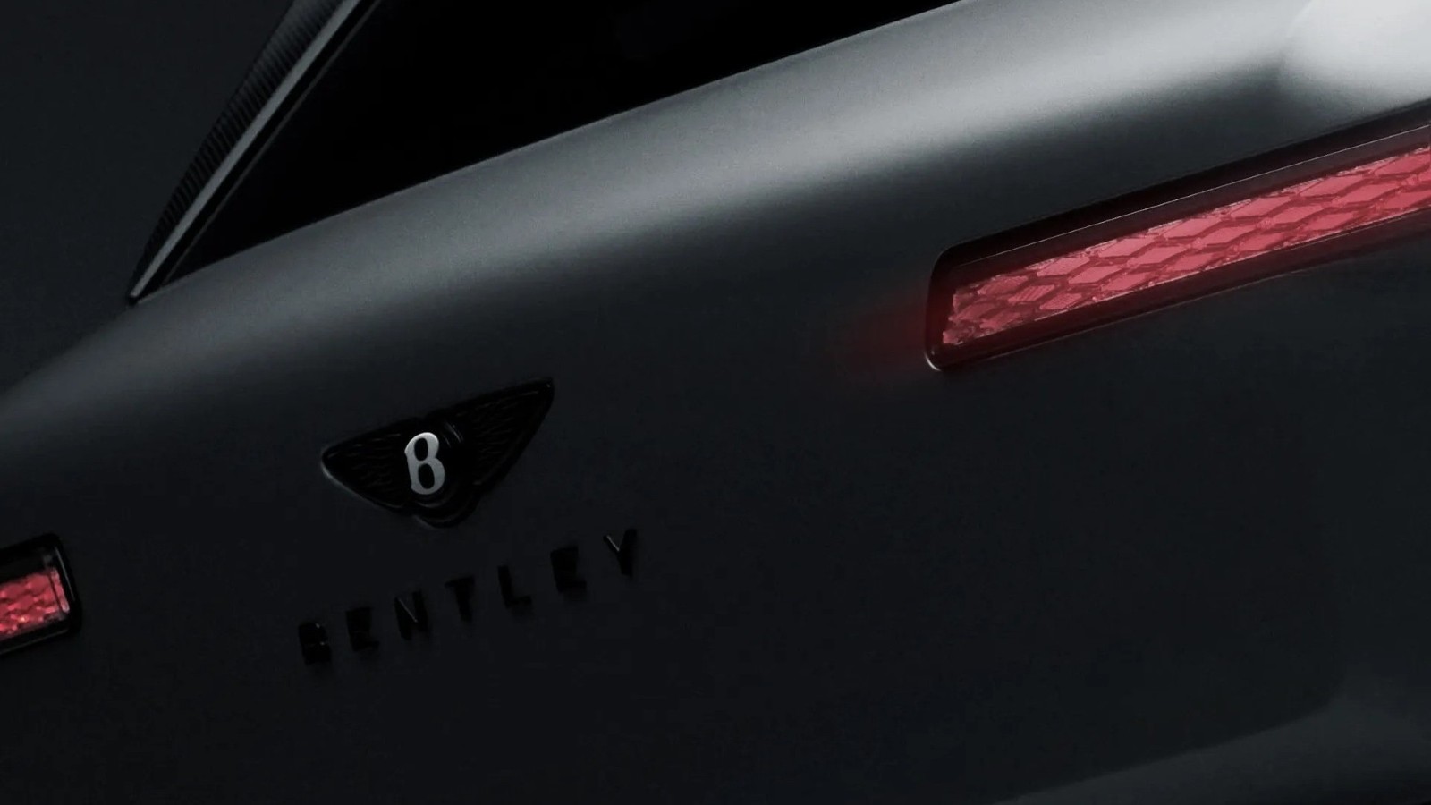 Bentley, Lüks Elektrikli Otomobil Pazarının Çöküşünün Ortasında İlk Elektrikli Otomobilini Tanıttı